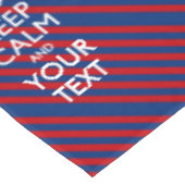 CALM UND Ihr Text auf roten blauen Streifen behalt Tischdecke (Schrägansicht)