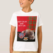 "CALM UND KITTY ON BEHALTEN" ,RED TARTAN,CAT TEE-P T-Shirt (Vorderseite)