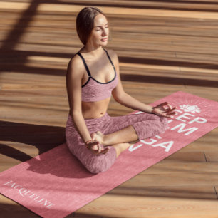 Calm Yoga auf Lotus coral für Monogramm behalten Yogamatte