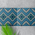 Calming Blau und Beige Mosaic Geometric Muster Fliese<br><div class="desc">Diese Keramik-Kachel zeichnet sich durch ein kompliziertes geometrisches Design aus, das sofort das Auge zeichne. Das Design zeichnet sich durch symmetrische Muster aus, die eine harmonische Mischung aus Ästhetik und Präzision schaffen. Die Kachel weist Diamantschichten auf, die jeweils in der Mitte abnehmen. Jede Ebene ist in verschiedenen Blau- und Beigetönen...</div>