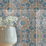Calming Blue Beige White Distressed Geometric Fliese<br><div class="desc">Diese Keramik ist eine wunderschöne Mischung aus traditioneller Kunst und zeitgenössischer Ästhetik. Die Grundfarbe ist eine beruhigende Blautöne, die eine ruhige Kulisse für das aufwändige Design bietet, das es schmückt. Weiße geometrische Linien kreuzen die Kachel und bilden ein komplexes Gitter aus Diamantformen und anderen Mustern. Diese geometrische Eleganz wird durch...</div>