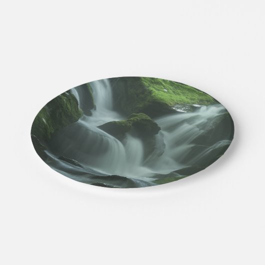 Calming Waterfall Pappteller (Schrägansicht)