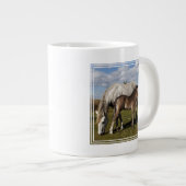 Camargue-Fohlen mit Mutter Jumbo-Tasse (Vorderseite Rechts)