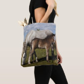 Camargue-Fohlen mit Mutter Tasche (Von Nahem)