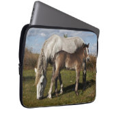 Camargue Horse Foal mit Mutter Laptopschutzhülle (Vorne Rechts)