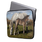 Camargue Horse Foal mit Mutter Laptopschutzhülle (Vorderseite Links)