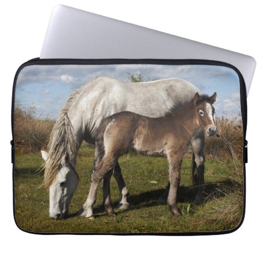 Camargue Horse Foal mit Mutter Laptopschutzhülle (Vorderseite)