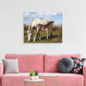 Camargue Horse Foal mit Mutter Leinwanddruck (Insitu (Wohnzimmer))