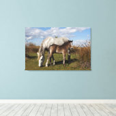 Camargue Horse Foal mit Mutter Leinwanddruck (Insitu (Holzboden))