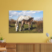 Camargue Horse Foal mit Mutter Leinwanddruck (Insitu (Wohnzimmer))