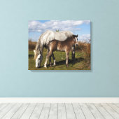 Camargue Horse Foal mit Mutter Leinwanddruck (Insitu (Holzboden))