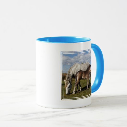 Camargue Horse Foal mit Mutter Tasse (VorderseiteRechts)