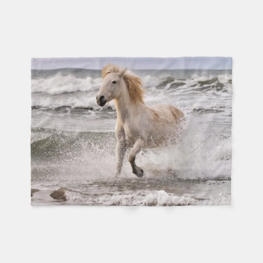 Camargue Horse läuft aus dem Surf Fleecedecke (Vorderseite (Horizontal))