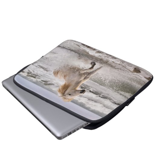 Camargue Horse läuft aus dem Surf Laptopschutzhülle (Vorne Knopf)