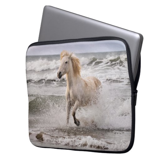 Camargue Horse läuft aus dem Surf Laptopschutzhülle (Vorderseite Links)