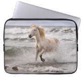 Camargue Horse läuft aus dem Surf Laptopschutzhülle (Vorderseite)