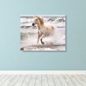 Camargue Horse läuft aus dem Surf Leinwanddruck (Insitu (Holzboden))