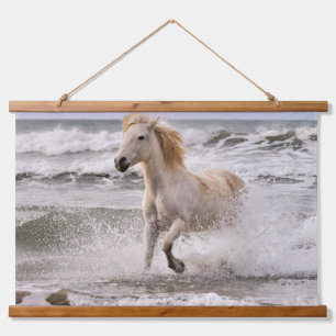 Camargue Horse Running out of Surf Wandteppich Mit Holzrahmen
