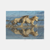 Camargue Horses and Reflection, Südfrankreich Fleecedecke (Vorderseite (Horizontal))