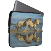 Camargue Horses and Reflection, Südfrankreich Laptopschutzhülle (Vorne Rechts)