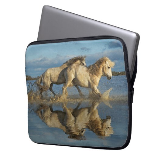 Camargue Horses and Reflection, Südfrankreich Laptopschutzhülle (Vorderseite Links)