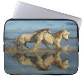 Camargue Horses and Reflection, Südfrankreich Laptopschutzhülle (Vorderseite)