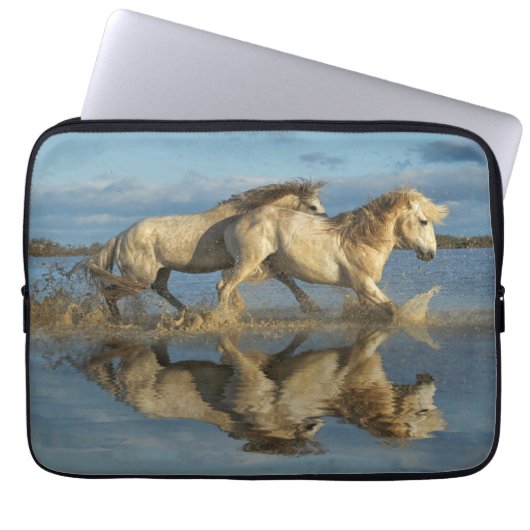 Camargue Horses and Reflection, Südfrankreich Laptopschutzhülle (Vorderseite)