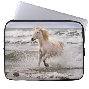 Camargue-Pferd läuft aus der Brandung Laptopschutzhülle