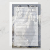 Camargue Pferde, die auf Marschland laufen, um zu Briefpapier (Vorne/Hinten)