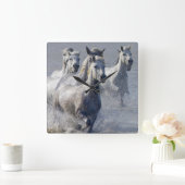 Camargue Pferde, die auf Marschland laufen, um zu Quadratische Wanduhr (Zuhause)