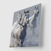 Camargue Pferde, die auf Marschland laufen, um zu Quadratische Wanduhr (Winkel)