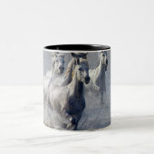 Camargue Pferde, die auf Marschland laufen, um zu Zweifarbige Tasse (Mittel)