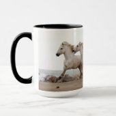 Camargue Pferde laufen am Strand Tasse (Links)