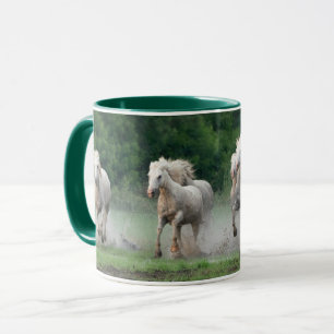Camargue-Pferde laufen im Wasser Tasse