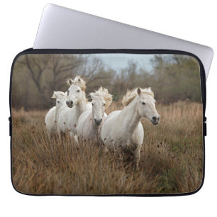 Camargue-Pferde laufen Laptopschutzhülle