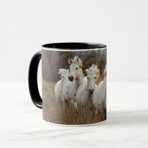 Camargue-Pferde laufen Tasse