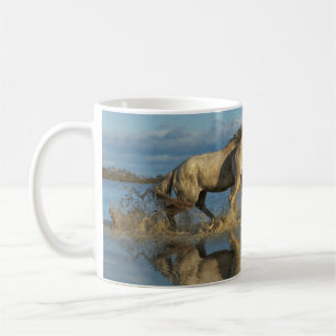Camargue-Pferde und Spiegelung, Südfrankreich Kaffeetasse