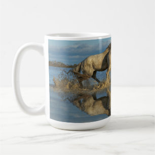 Camargue-Pferde und Spiegelung, Südfrankreich Kaffeetasse