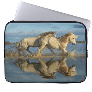 Camargue-Pferde und Spiegelung, Südfrankreich Laptopschutzhülle