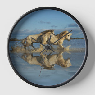 Camargue-Pferde und Spiegelung, Südfrankreich Uhr