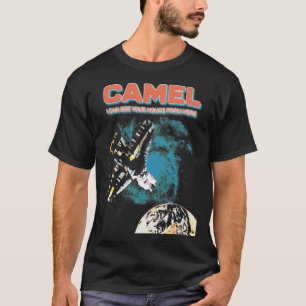 CAMEL BAND trägt einen Kap Essenzieller T - Shirt