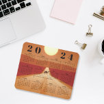 Camel Crossing Desert in Sunset 2024 Year Calendar Mousepad<br><div class="desc">Nehmen Sie an einer täglichen Reise ins Herz der Sahara mit unserem bezaubernden Tischkalender 2024 teil, einem Desktop, der die Funktionalität nahtlos mit dem Reiz eines wüsten Sonnenuntergangs verbindet. Stellen Sie sich vor: eine ruhige Szene eines majestätischen Kamels, das eine Wüstenstraße anmutig überquert, während die Sonne unter den Horizont abtaucht...</div>