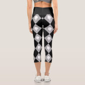 Cameo Harlequin Muster in Schwarz, Weiß, Grau Capri Leggings (Rückseite)