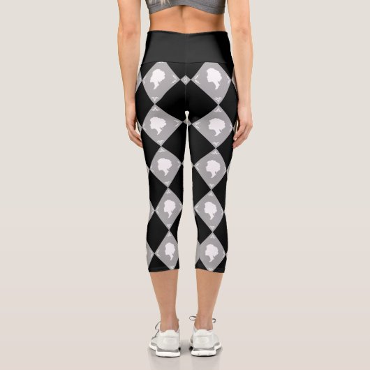 Cameo Harlequin Muster in Schwarz, Weiß, Grau Capri Leggings (Rückseite)