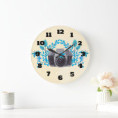 Camera With Azure Blue Leaves And Butterflies Große Wanduhr (Zuhause)