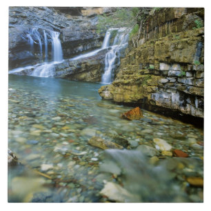 Cameron Falls im Waterton-Lakes-Nationalpark in Fliese