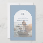 Camila Dusty Blue Arch Moderne Hochzeit Einladung (Vorderseite)