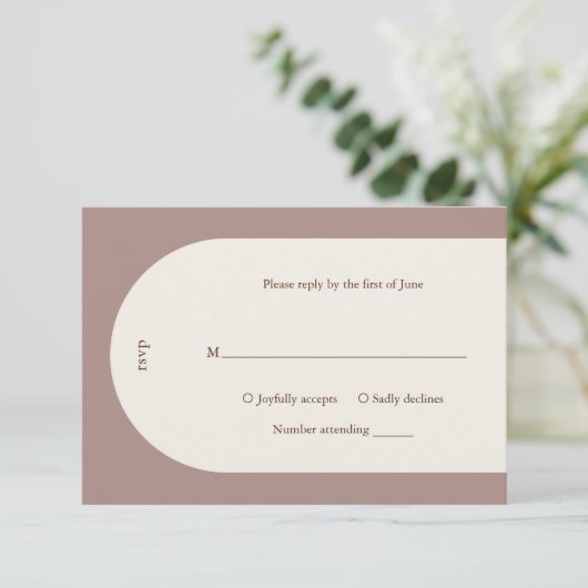 Camila Taupe Arch Moderne Hochzeit RSVP Karte (Stehend Vorderseite)