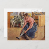 Camille Pissarro - Frau, die ihre Strümpfe anzieht Postkarte (Vorne/Hinten)