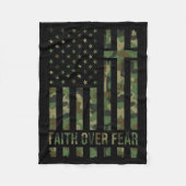 Camo American Flag Faith Over Fear Christian Patri Fleecedecke (Vorderseite)